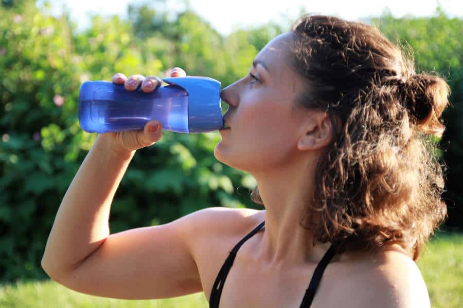 Outdoor-Training Wasser trinken