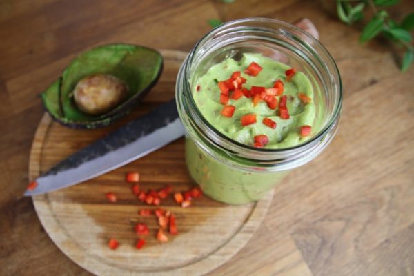 Cremiger Avocado-Paprika-Aufstrich mit Thaibasilikum - zett STYLE Food