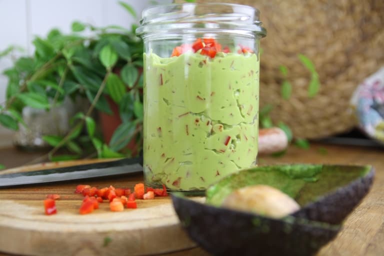Cremiger Avocado-Paprika-Aufstrich mit Thaibasilikum - zett STYLE Food
